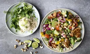 En härlig fredagsmiddag tips: kycklingwok med grönsaker, cashewnötter och ris. Serveras med lime och koriander.