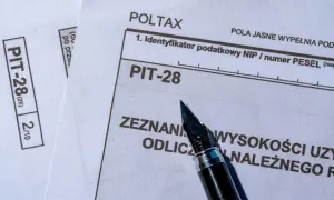 Złożenie zeznania PIT-28 z pomocą pióra. Dokument zawiera pole na identyfikator podatkowy.