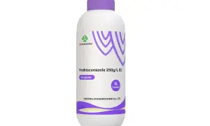 Biała butelka z fioletową nakrętką, zawierająca fungicyd Prothioconazole 250g/L EC, pojemność 1L.