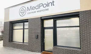 Elegancka fasada centrum medycznego MedPoint w Szczecinie z logo i dużymi oknami.