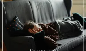 Osoba leżąca na kanapie, z ręką podpartą o głowę, odzwierciedla brak motywacji przyczyny.
