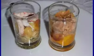 Deux verrines gourmandes : une avec des crevettes et des légumes, l'autre une verrine langouste avec une touche sucrée.