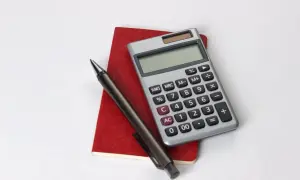 Notes, kalkulator i długopis. Czas obliczyć, ile wynosi zachowek.