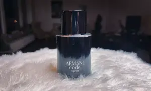 Elegancki flakon Armani Code Parfum na puszystym białym tle.