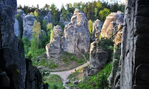 Skalne miasto w Czechach zachwyca o zachodzie słońca. Czas zwiedzania tego cudu natury to niezapomniane przeżycie.