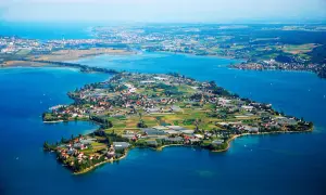 Die Insel Reichenau, ein Juwel im Bodensee, zeigt sich mit ihren Feldern, Gewächshäusern und malerischen Dörfern.