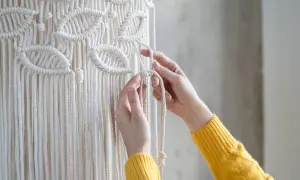 Jak zrobić kwietnik ze sznurka? Makrama DIY krok po kroku!
