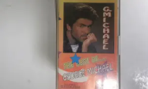 Kasetka z najlepszymi utworami George Michael. Okładka przedstawia artystę i tytuł "The Best Of... George Michael".