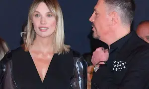 Krzysztof Ibisz z żoną, piękną blondynką, na evencie.