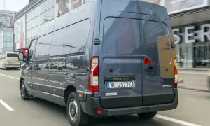 Renault Master 3 w ruchu miejskim. Wymiana żarówki H7 w tym modelu jest prosta.