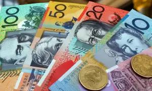 AUD to waluta Australii. Na zdjęciu widać banknoty o nominałach 10, 20, 50 i 100 dolarów australijskich oraz monety.