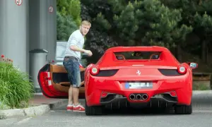 Błaszczykowski wzrost w czerwonym Ferrari. Piłkarz wysiada z luksusowego auta.