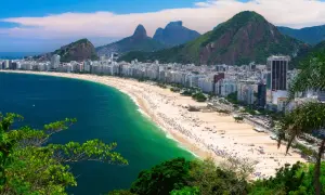 Widok na Copacabana, plażę w Rio de Janeiro, z górami w tle. Lotnisko Rio de Janeiro jest niedaleko.