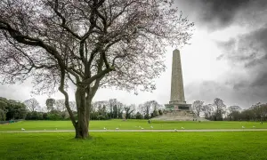 Wielki obelisk w parku, największym parku miejskim w Europie, góruje nad zieloną przestrzenią.