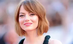 Emma Stone z zielonymi oczami i subtelnym makijażem, który podkreśla ich kolor. Idealny przykład, jaki makijaż do zielonych oczu.