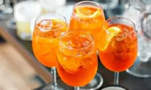 Orzeźwiające Aperol Spritz, idealne na lato. Prosty aperol przepis, by poczuć włoski klimat.