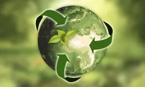 Grüne Pfeile umkreisen die Erde, auf der ein junger Spross wächst. Symbolisiert Nachhaltigkeit und den ftse global all cap Sektor.
