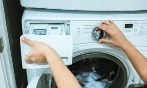 Gdzie wlać wybielacz do pralki, aby uniknąć zniszczenia ubrań?