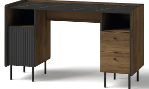 Nowoczesne biurko z szufladą, z blatem imitującym czarny marmur i drewnianymi elementami. Idealne do stylowego gabinetu.
