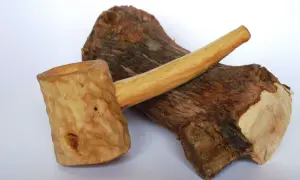 Cazoleta de brezo madera, tallada a mano, con un tronco rústico de fondo.
