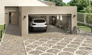Un'auto bianca è parcheggiata in un garage aperto. Il vialetto carrabile del giardino è pavimentato con piastrelle decorative a ventaglio.