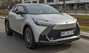 Nowy Toyota C-HR w ruchu miejskim. Sprawdź aktualną toyota chr cena i ofertę.