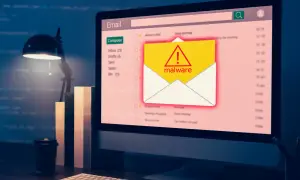 Komputer wyświetla ostrzeżenie o złośliwym oprogramowaniu w skrzynce e-mail. To może być przykład, co to trojan - ukryty w pozornie niewinnym pliku.