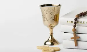 Kielich, hostie, Biblia i różaniec. Jak uzyskać odpis aktu chrztu do ślubu w innej parafii?