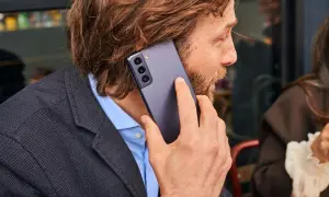 Mężczyzna rozmawia przez telefon, zastanawiając się, jak zwiększyć pamięć w telefonie bez karty pamięci.