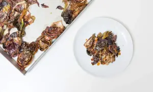 Gerösteter Radicchio, ein einfaches italienisches Rezept, liegt auf einem Blech und auf einem Teller.