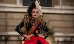 Emma Stone jako Cruella w filmie "Cruella". Obsada zachwyca stylizacjami.