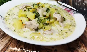 Pyszna, domowa zupa koperkowa z kurczakiem i ziemniakami, pachnąca świeżym koperkiem.