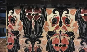 Tessitura Bevilacqua Venezia: un tessuto prezioso con motivi floreali e volute nere su fondo beige, che evoca l'eleganza veneziana.