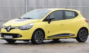 Żółte Clio 4 RS z czarnymi akcentami i numerem 7 na drzwiach, gotowe do jazdy.