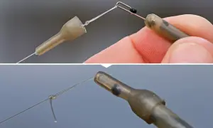 Nahaufnahme einer **method feeder montage**: Ein Angler knotet den Haken an die Schnur, die durch einen Futterkorb läuft.