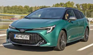 Zielony Toyota Corolla kombi w ruchu drogowym. Sprawdź aktualną toyota corolla cena i wyposażenie.