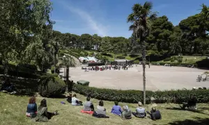 Gente disfrutando de conciertos al aire libre en el jardín de invierno de Zaragoza.