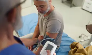 Jak obniżyć ciśnienie u seniora? Domowe metody i kiedy dzwonić po pomoc