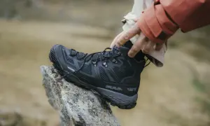 Schwarzer, robuster Wanderschuh von Mammut mit Gore-Tex, der auf einem Felsen ruht. Perfekt für jedes Abenteuer, welche Wanderschuhe sind das wohl?