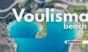 Widok z lotu ptaka na Voulsima beach z turkusową wodą i zielonymi wzgórzami. Logo Autoway.