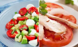 Ensalada de tomate con mozzarella y aguacate, y otra con tomate y atún.