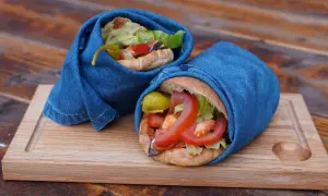 Två saftiga kebabrullar, inslagna i jeans, med färska grönsaker och en härlig sås. Ett perfekt kebab recept för en snabb lunch.