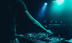 Zostań DJ-em weselnym w Polsce: Zarobki, sprzęt i sekrety sukcesu