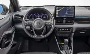 Wnętrze Toyoty Yaris Hybrid. Nowoczesny kokpit z ekranem nawigacji i cyfrowymi zegarami. Sprawdź atrakcyjną toyota yaris hybrid cena.