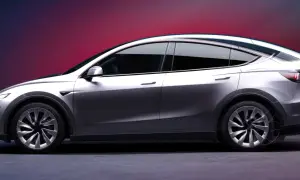 Srebrny Tesla SUV z opływowymi liniami i futurystycznym designem, prezentowany na tle gradientowego tła.