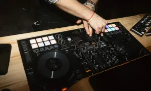 Cena DJ-a 2026: Od czego zależy i jak wybrać bez przepłacania?