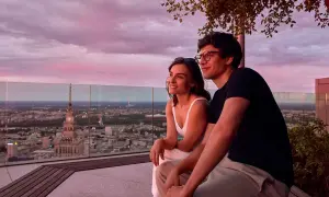 Para zakochanych podziwia zachód słońca z tarasu widokowego Varso Tower.