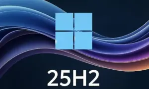 Logo Windows 11 25H2 na tle falujących, abstrakcyjnych kształtów w odcieniach niebieskiego i fioletu.