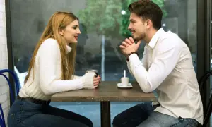 Para rozmawia przy stoliku w kawiarni. On słucha uważnie, ona opowiada, jak rozmawiać z dziewczyną.