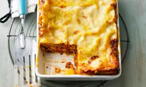 Eine köstliche italienische Lasagne vegetarisch, goldbraun überbacken, wartet darauf, serviert zu werden.